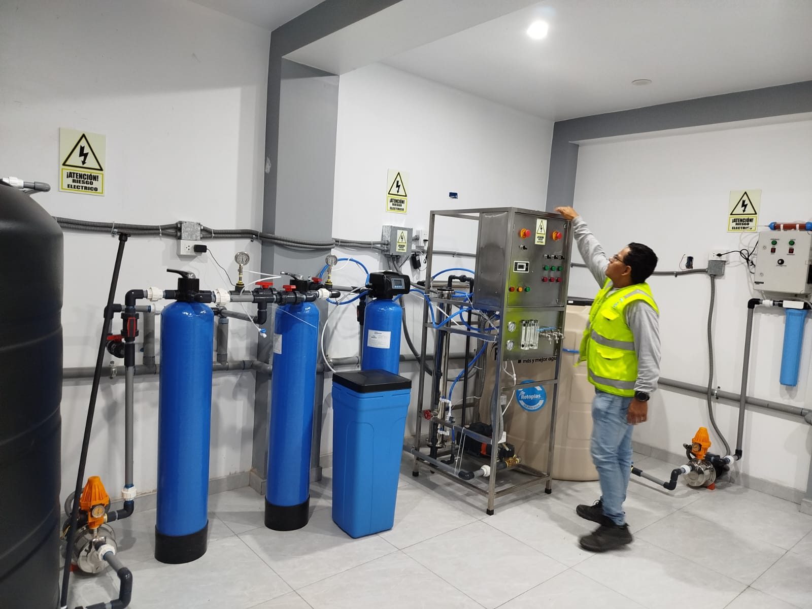 Planta industrial de tratamiento de agua con filtros y tablero de control de Yacu Import
