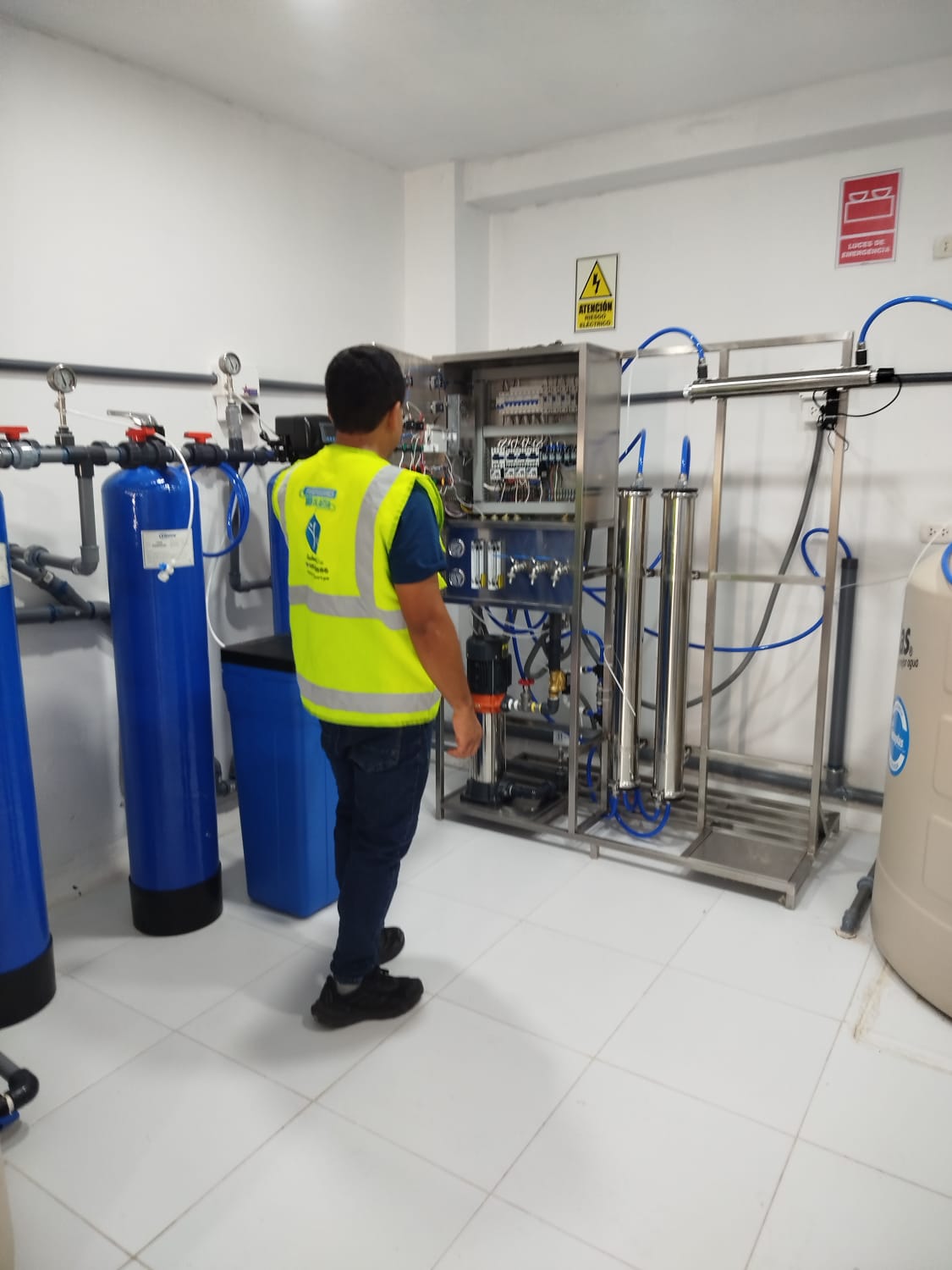 Técnico inspeccionando una planta industrial de ósmosis inversa de Yacu Import